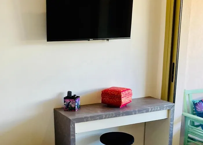 New 10 Minutes' Walk From The *