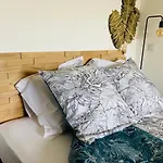 New 10 Minutes' Walk From The Apartament *