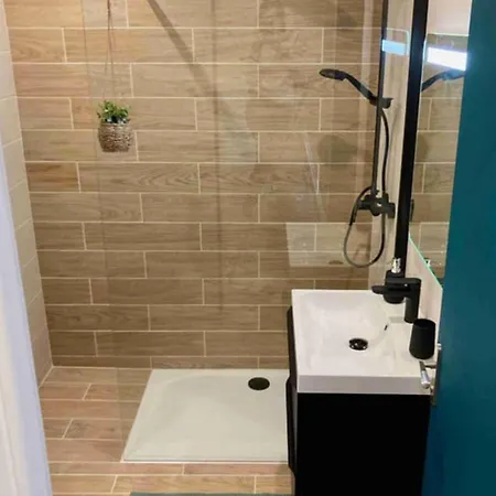 Daire New 10 Minutes' Walk From The