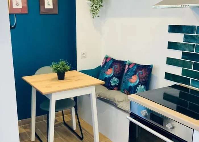 New 10 Minutes' Walk From The Apartment *