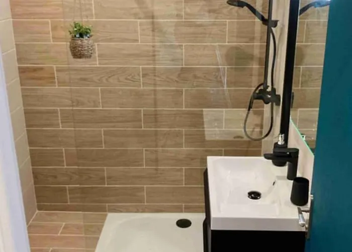 Apartment New 10 Minutes' Walk From The