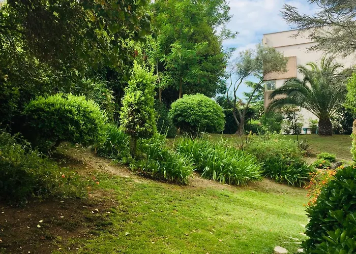 New 10 Minutes' Walk From The *